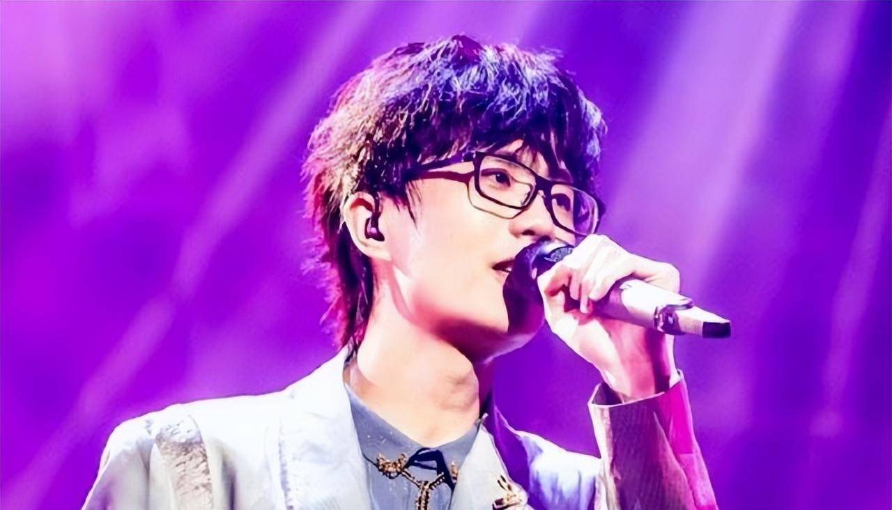 冯禧就表达了对于许嵩的喜欢,而后两人被拍甜蜜牵手逛超市,被众多网友