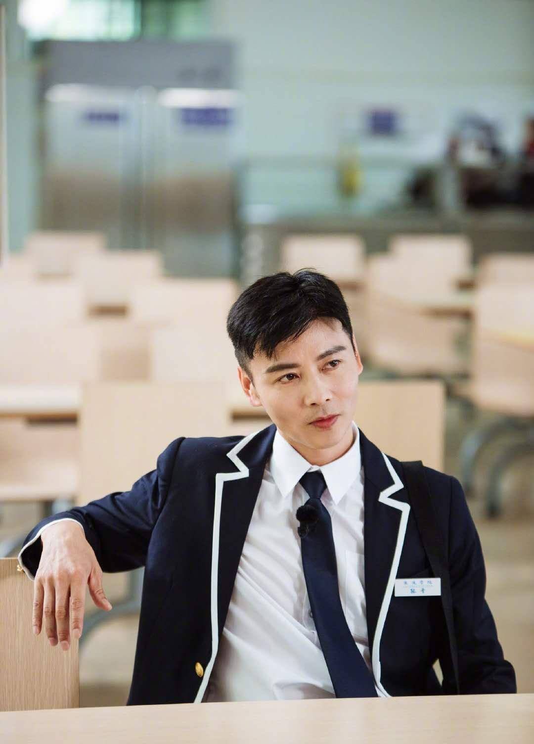张晋学生装酷帅十足!开学季喊话:大家都要要好好学习_造型_感觉_少年