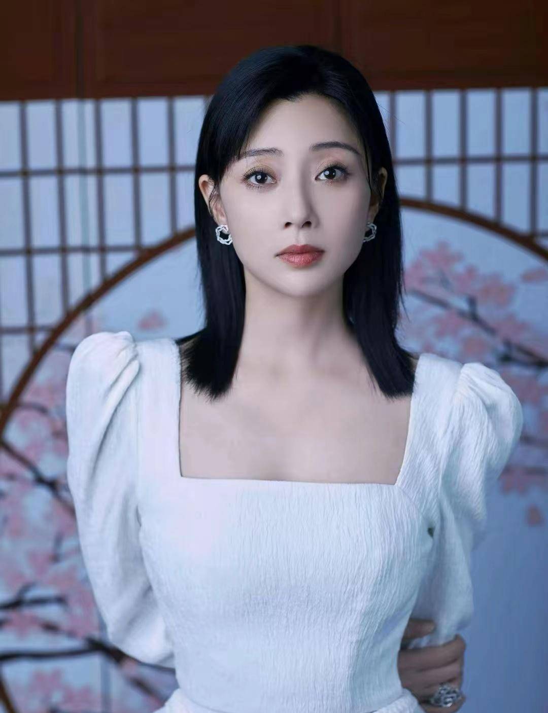 殷桃深夜晒自拍,眼神迷离似醉汉!粉丝:求你赶紧删了吧_张译_合作_眼睛