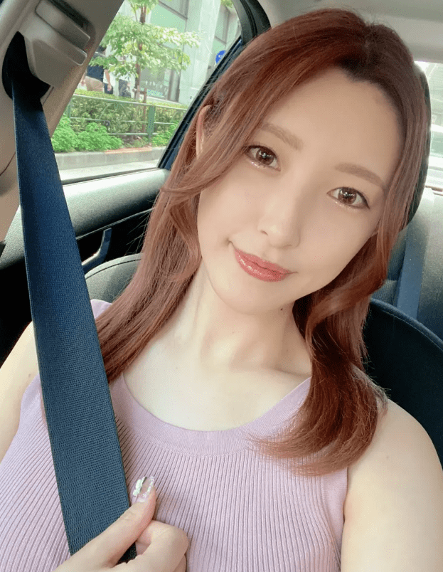 2012年以饭冈佳奈子名义出道,兴趣是观看舞台剧,特技有秘书鉴定,铜管