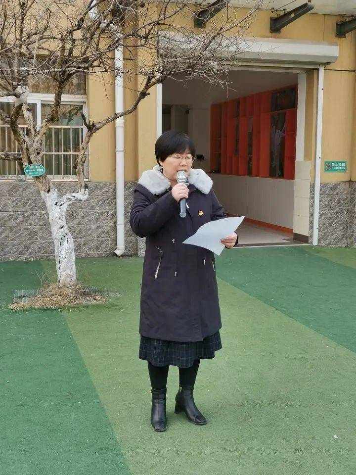 弘扬雷锋精神 争做追"锋"少年——济南市育贤第四小学开学典礼_向雷锋