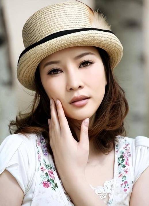 19年前,袁茵不顾世俗眼光与侯耀文离婚后,为啥嫁给前夫师侄戴志诚