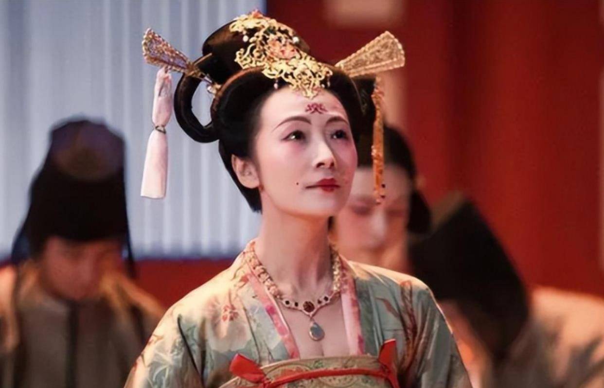 演员曲栅栅:嫁落魄黄海波,养夫8年不离弃,如今凭《狂飙》爆红_曲珊珊