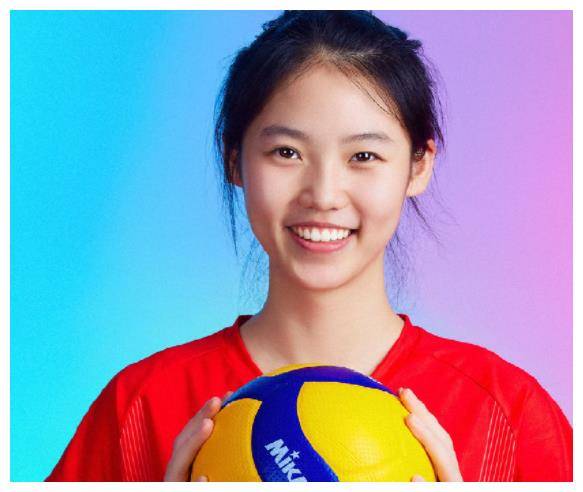 18岁女排王逸凡,晒吊带身材照,清纯动人,青春靓丽远超张常宁_王一凡