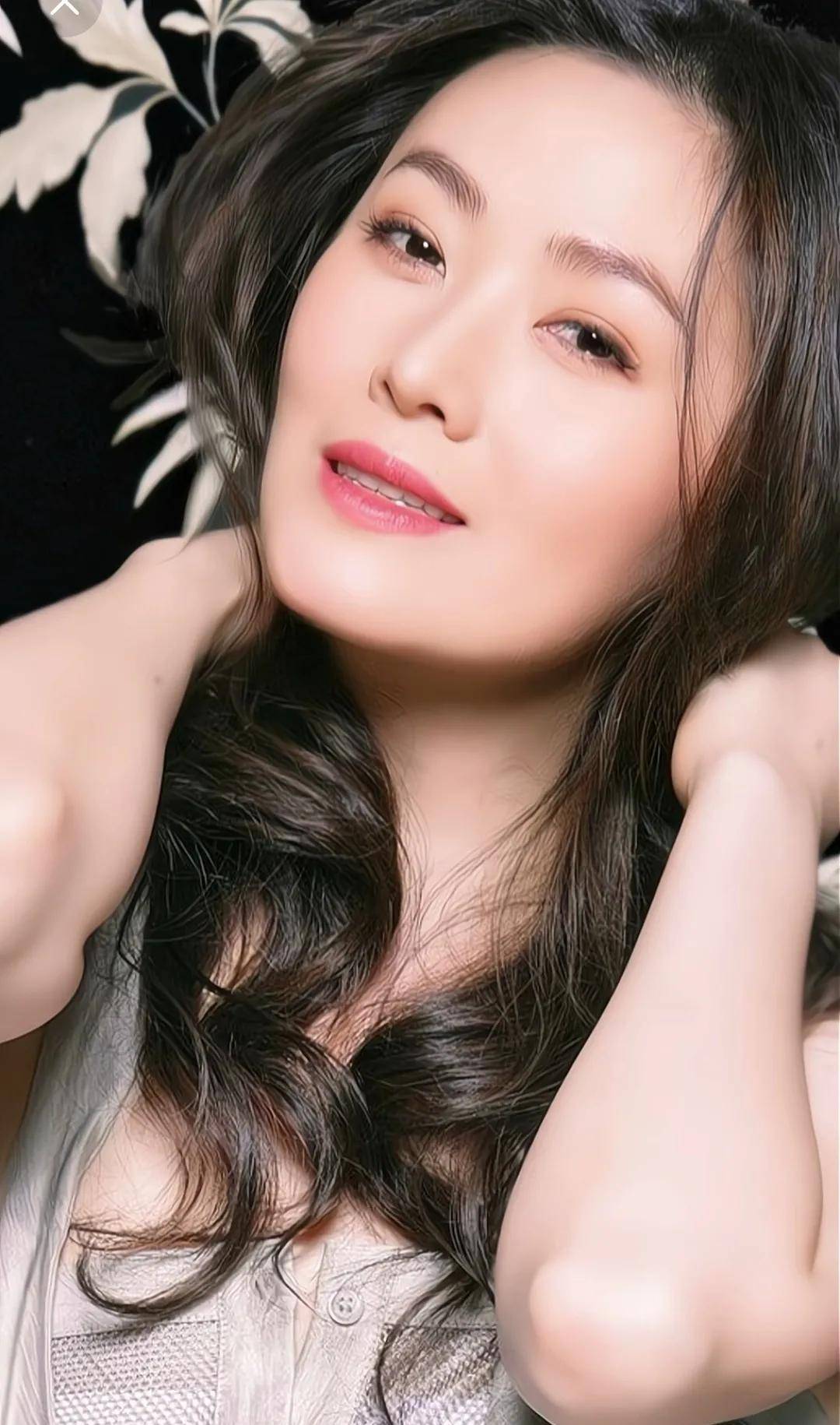 曾经时尚万种的"潘六姐"如今已发福,18张照片见证了岁月的无情_王思懿