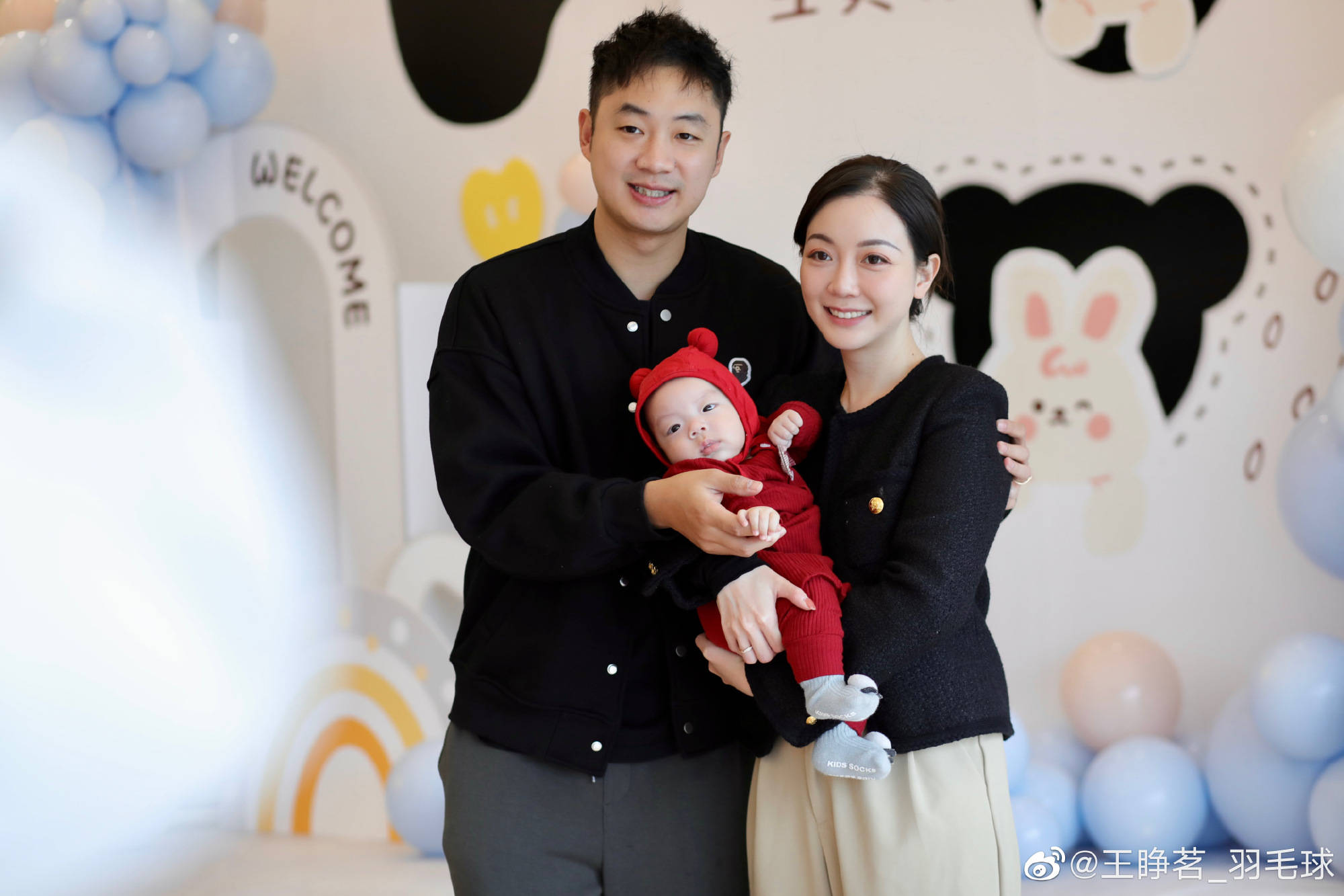 国羽世界冠军晒一家三口全家福,妻美子萌无愧人生