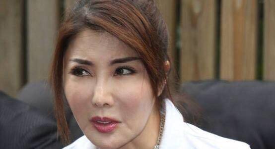 52岁杨丽菁现状曝光,为博眼球翻跟头唱歌,被质疑整容遭男友威胁