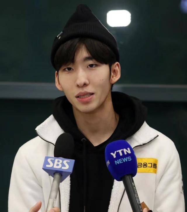 武大靖500米夺赛季首金|在德累斯顿举行的男子500米决赛A组比赛中，中国选手林孝俊夺得中国队首枚金牌。