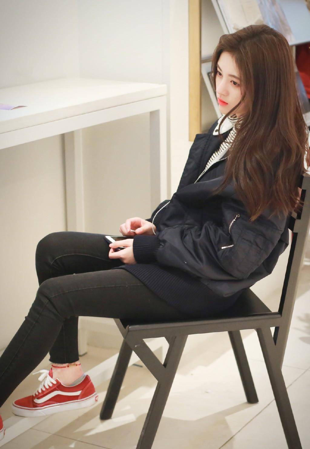 鞠婧祎现身机场,大棉衣配条纹t恤帅气满分,坐姿更是霸气十足_造型