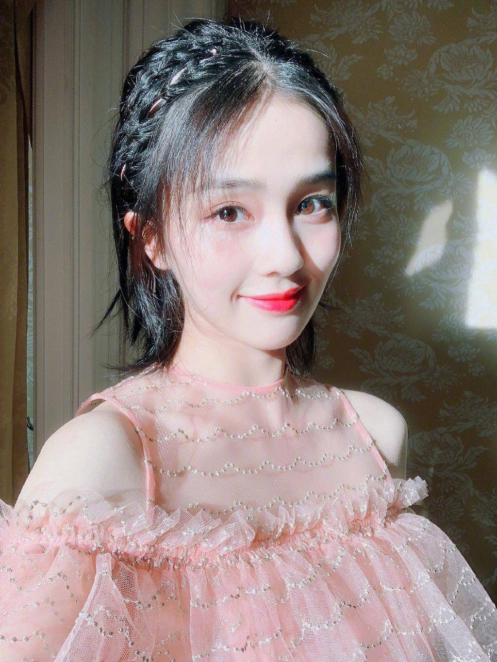 演员白鹿,在社交平台晒出一组旗袍古韵写真,气质女神,爱上了_合作