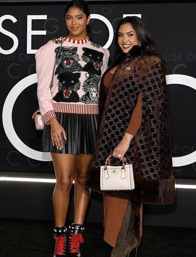 瓦妮莎脚踩一双长约10公分的高跟靴,缩短了瓦妮莎与大女儿的身高差.