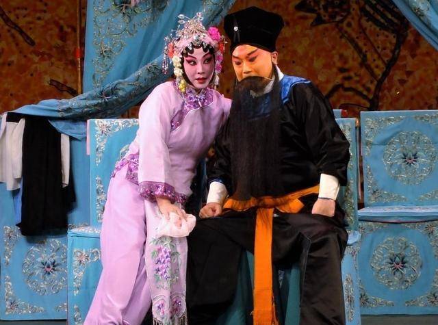 京剧的许多粉戏都出自花旦行当,因为花旦诙谐幽默.