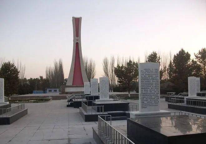 马兰基地烈士陵园中国的第一颗原子弹在新疆罗布泊成功爆炸,这一伟大