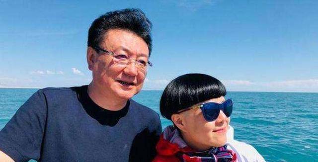 金龟子刘纯燕女儿被男友求婚成功,场面隆重,直播公开女婿身份_爱情