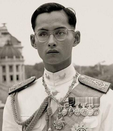 从傀儡到泰国的神,拉玛九世的帝王术到底有多高超?