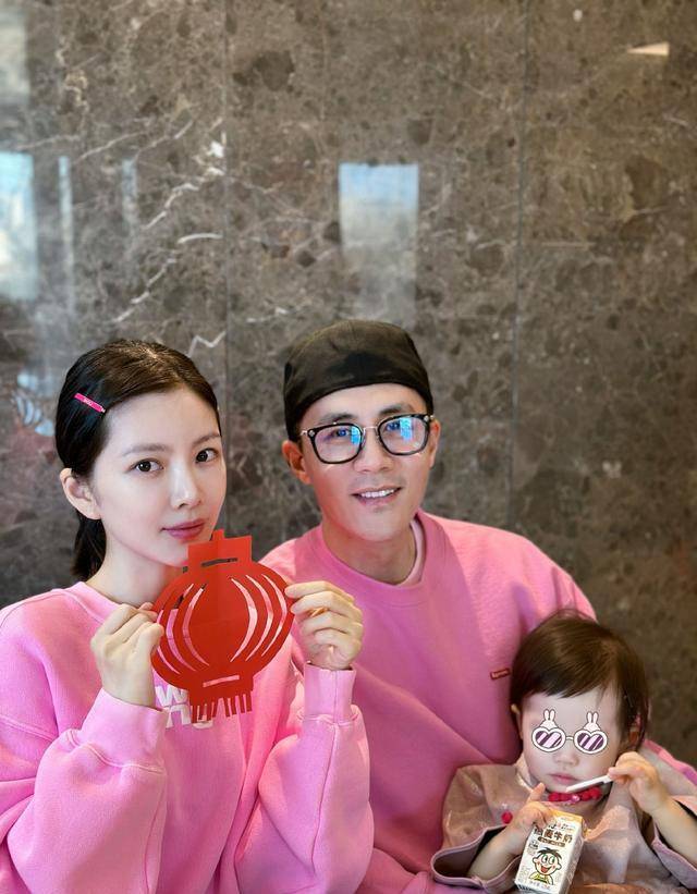 新浪娱乐讯1日,杜淳妻子王灿微博晒一家三口合照迎接新年.