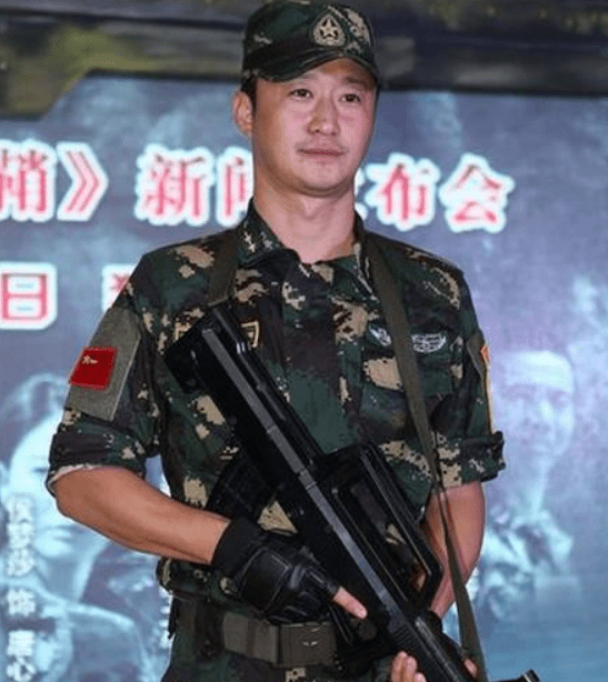 本以为吴京穿军装够帅气了,看到他古装照,比鹿晗还"小鲜肉"_吴京那