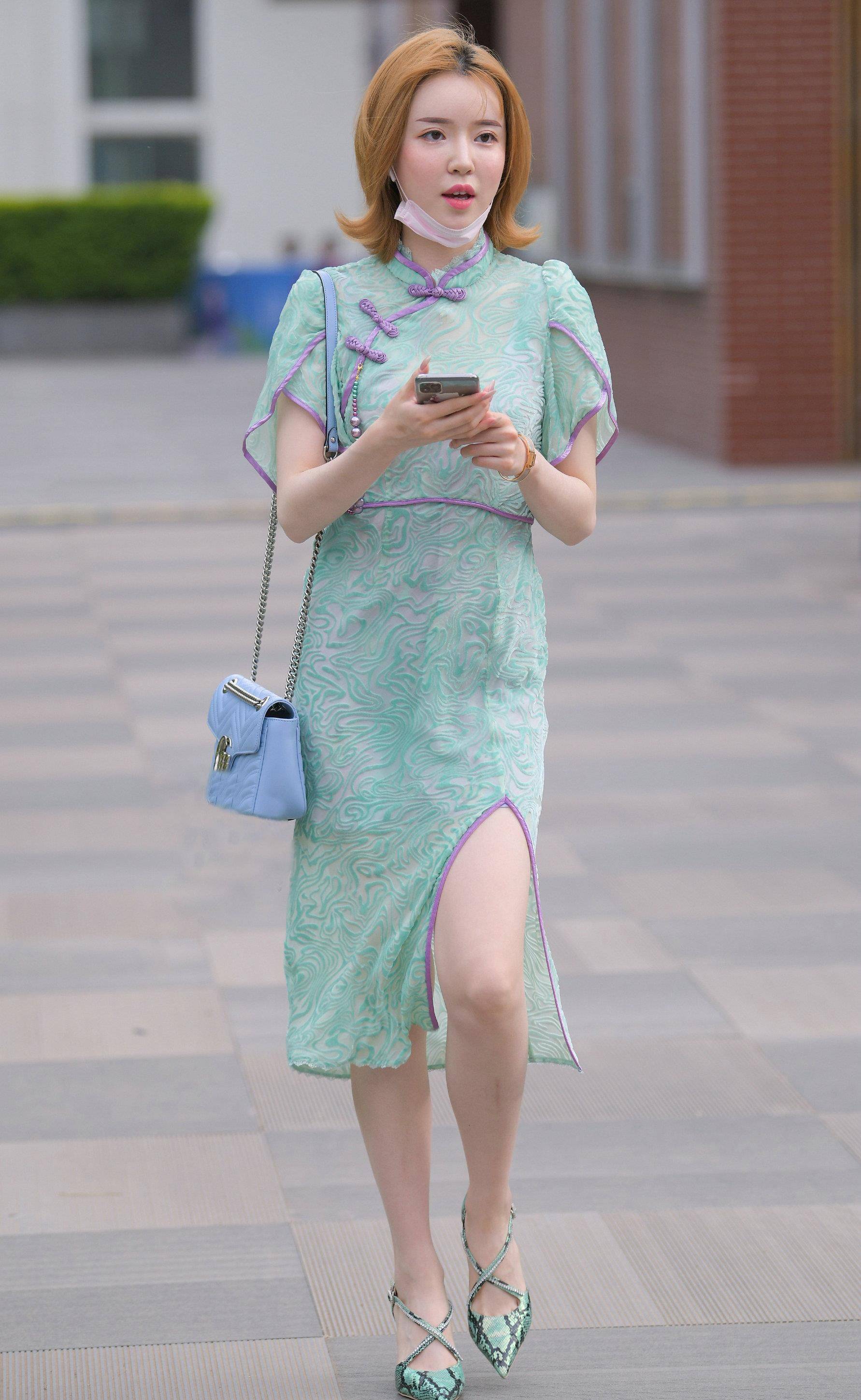街拍美女:尝试下绿色改良款旗袍,穿出优雅体面有高级的效果_时尚_气质