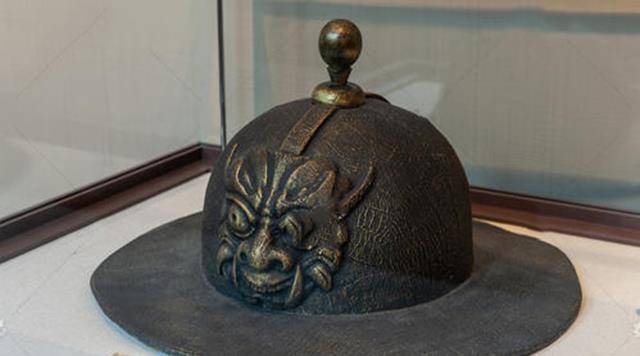 还有官员的帽子起名为"宝顶金钹笠"是蒙古人借鉴金代而创造的官员帽子