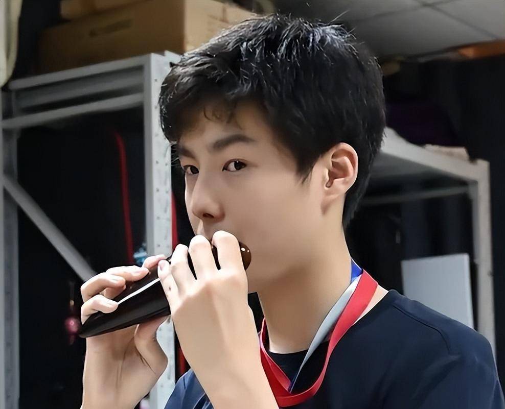 17岁帅气"陶笛少年"走红,3岁查出自闭症,如今他变得开朗阳光_小岱