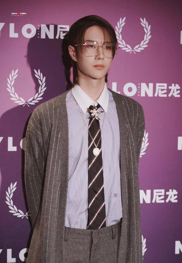 王一博新造型惊艳网友,偏分发型搭配金边眼镜,冰山总裁瞬间上线_魅力