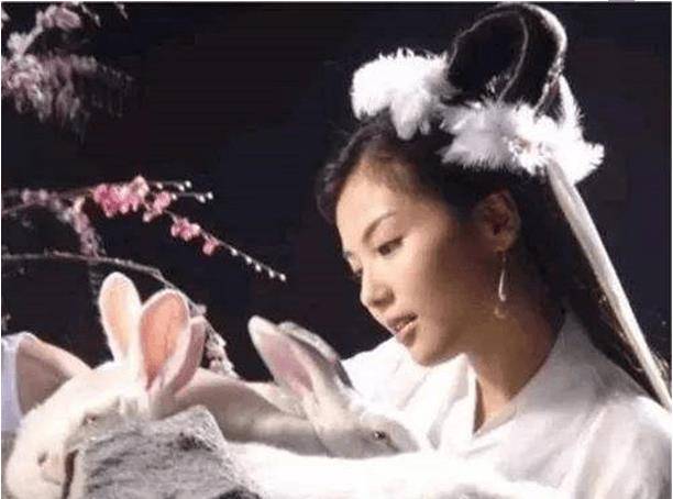 原来，刘亦菲是“嫦娥”的最佳人选，手捧玉兔，比小龙女还要神仙
