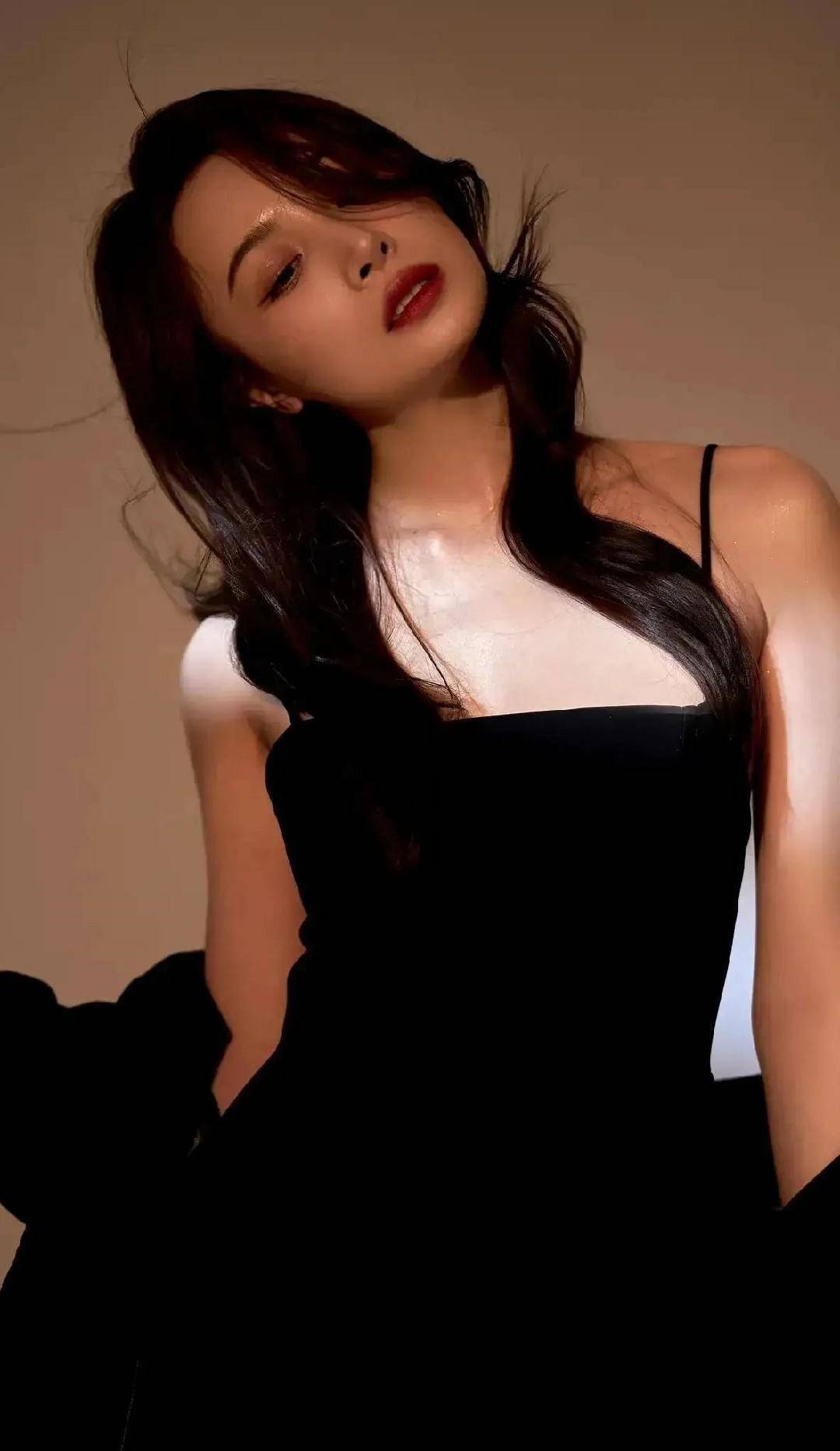 《狂飙》高启兰时尚大片:又美又飚,隆妮也有性感的一面