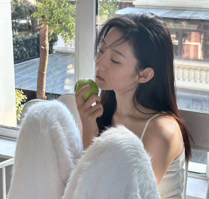 张艺凡晒生日写真 气质清冷出尘满满青春气息-搜狐大视野-搜狐新闻
