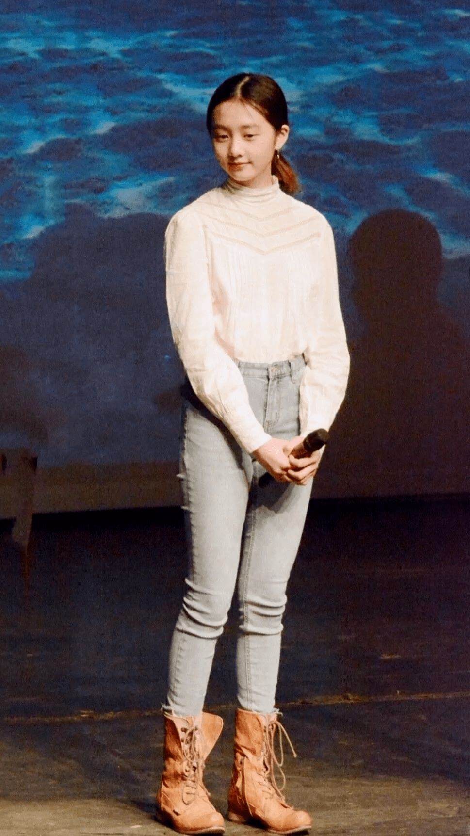 黄多多上半身的这一件白色衣服搭配浅牛仔裤当然也是好看的,只不过