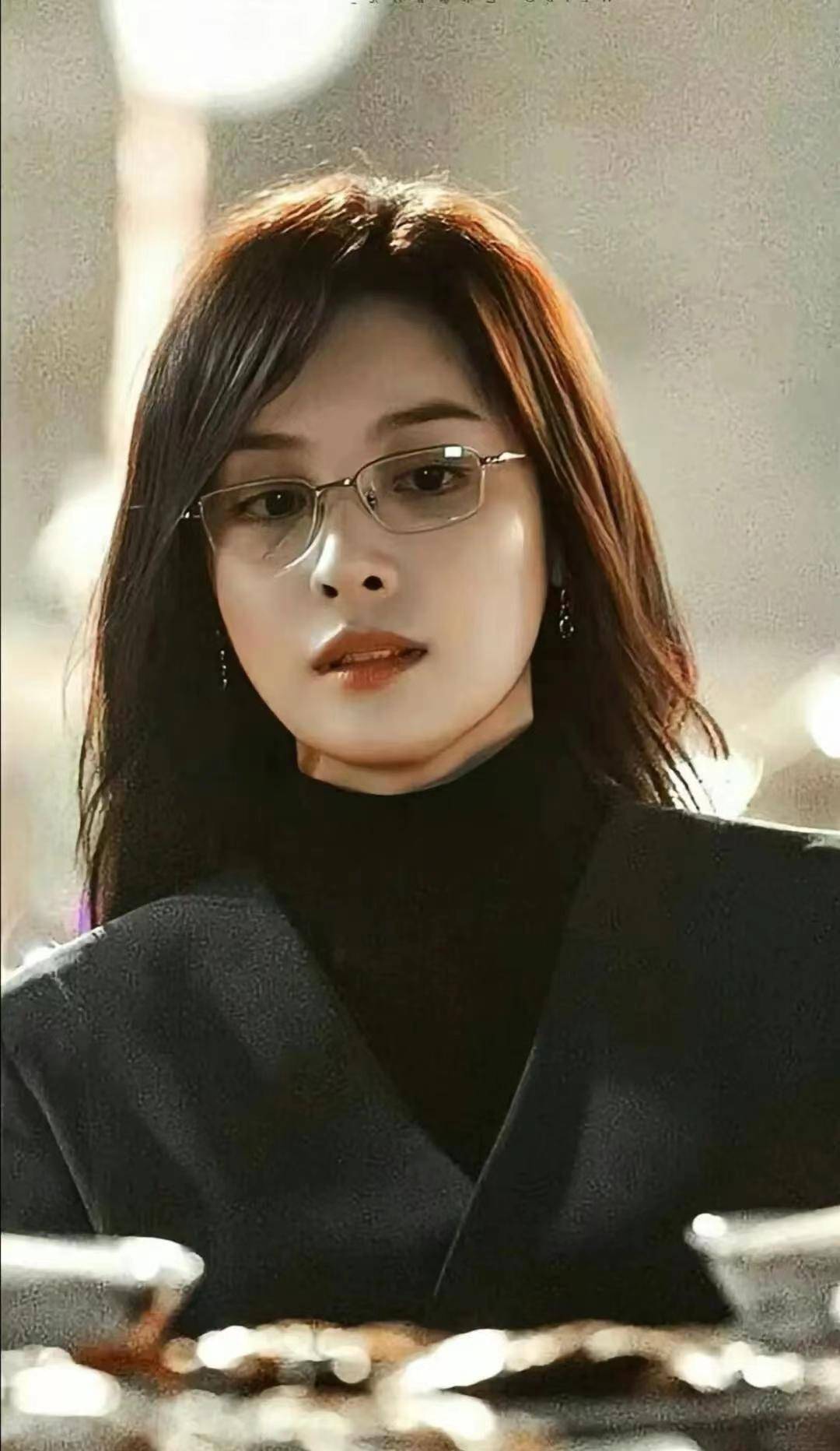 吴昕戴上眼镜,还真是让人刮目相,终于找到了属于自己的风格_电视剧