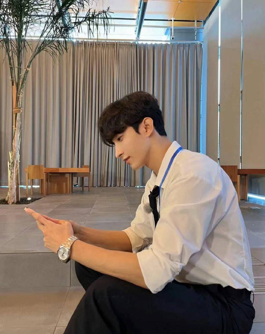 李硕珉今天真的是太帅了呀,这个造型真的是太满意了西服背头……_衬衫