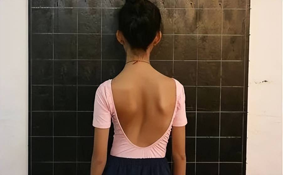 儿童床垫)甚至很可能给孩子提供了错误的睡眠习惯与姿态,时间一长驼背