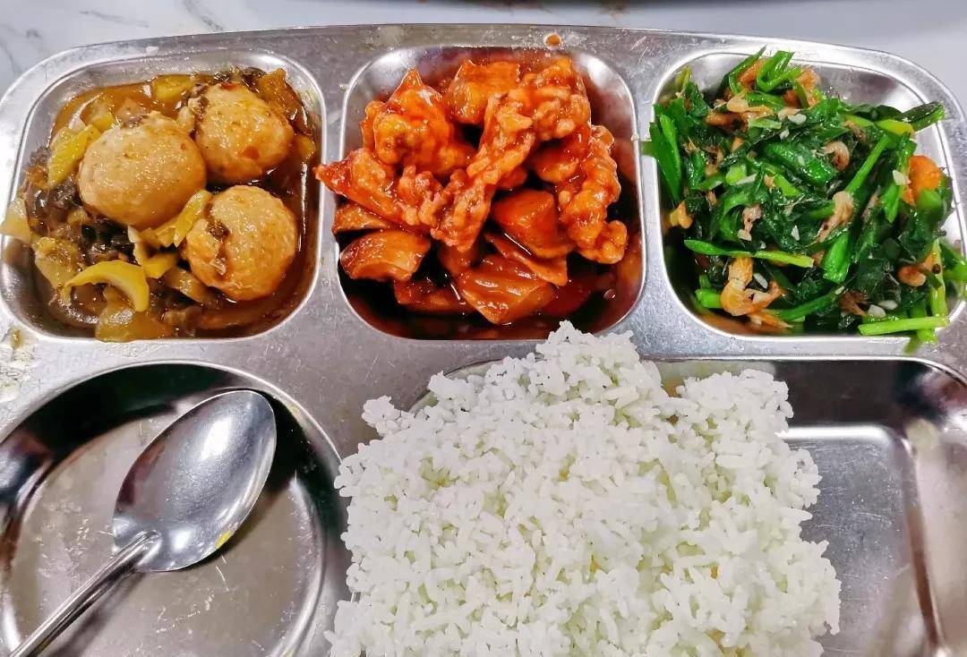 中午在学校食堂吃了一顿饭三个馒头两碗菜,半下午就饿得难受_厨房