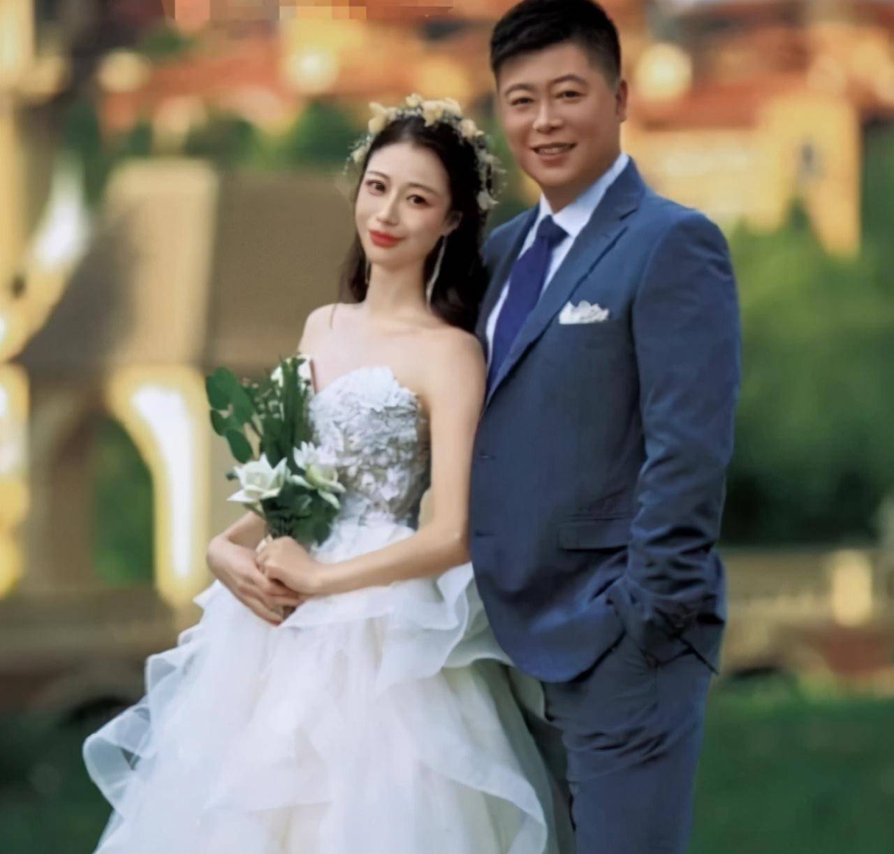 永强"婚后露面,娇妻挺孕肚干农活,夫妻俩夫唱妇随好恩爱_贺树峰_杨晨
