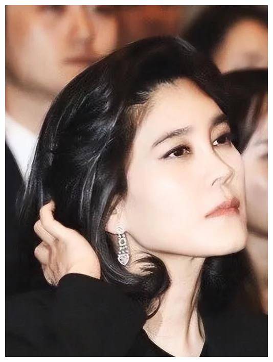 三星长公主离婚后颜值回春,错了,李富真一直活在时尚的春天里!