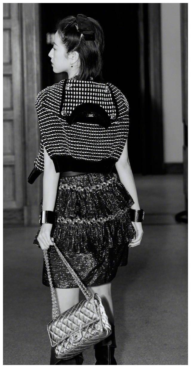 今日份明星壁纸,周雨彤黑裙长靴时尚写真,举止娴雅气质怡人_周予同