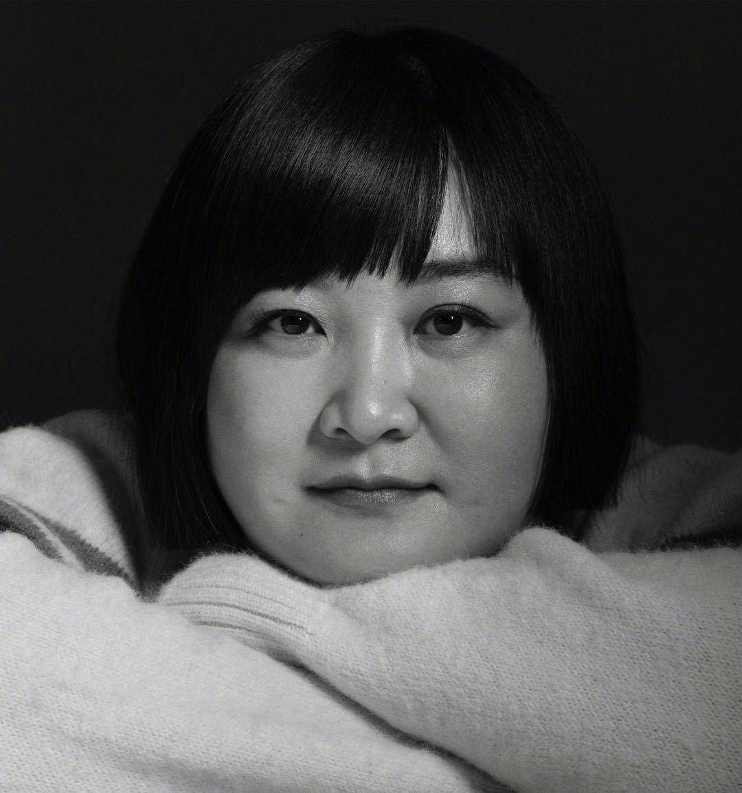 贾玲登杂志封面,灰色调写真格调十足,谐星表现力丝毫不差_照片_女明星