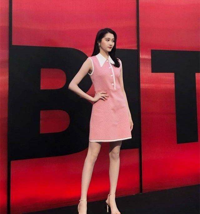 穿高跟鞋根本不是其他出行的出路不得不说,关晓彤的穿搭还是挺简单的