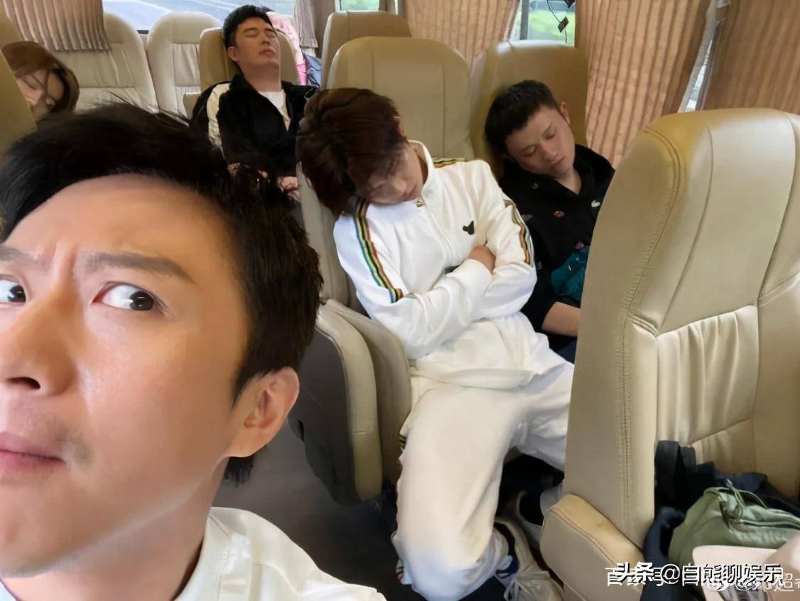 父子情再续前缘,邓超给鹿晗拍照的样子像极了老父亲_兄弟_白熊_照片