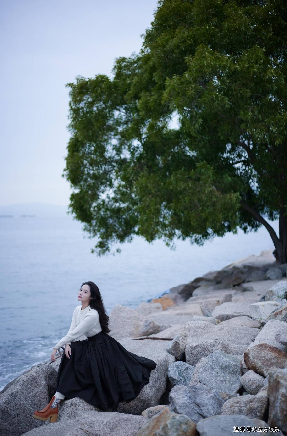 孙嘉璐海边写意大片,满屏文艺初恋氛围,一个回眸直接看愣了!