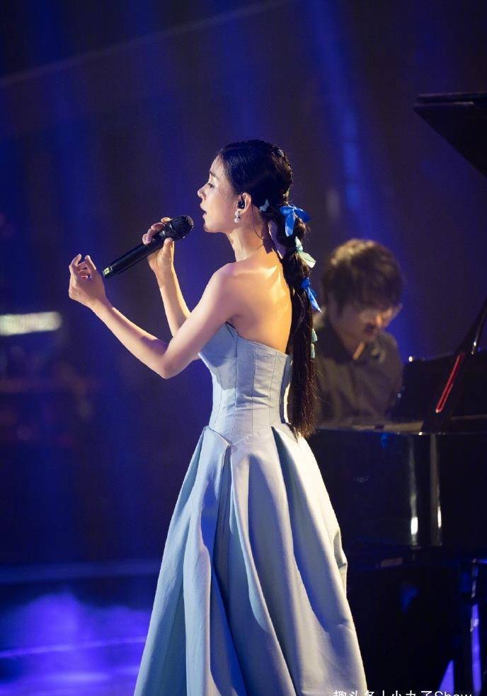 35岁李小萌晒家里跳舞,穿毛衣还瘦成纸片人,扎马尾辫不像娃妈_身材