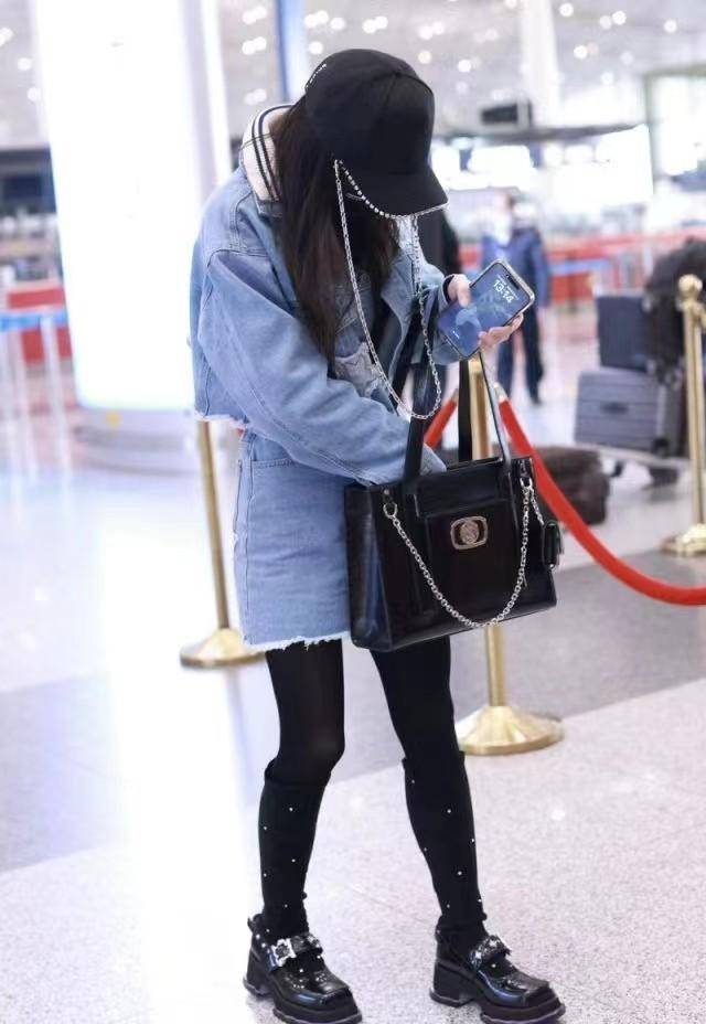 柳岩原来这么瘦啊!打底裤外套长筒袜太奇怪,可惜却像个小太妹