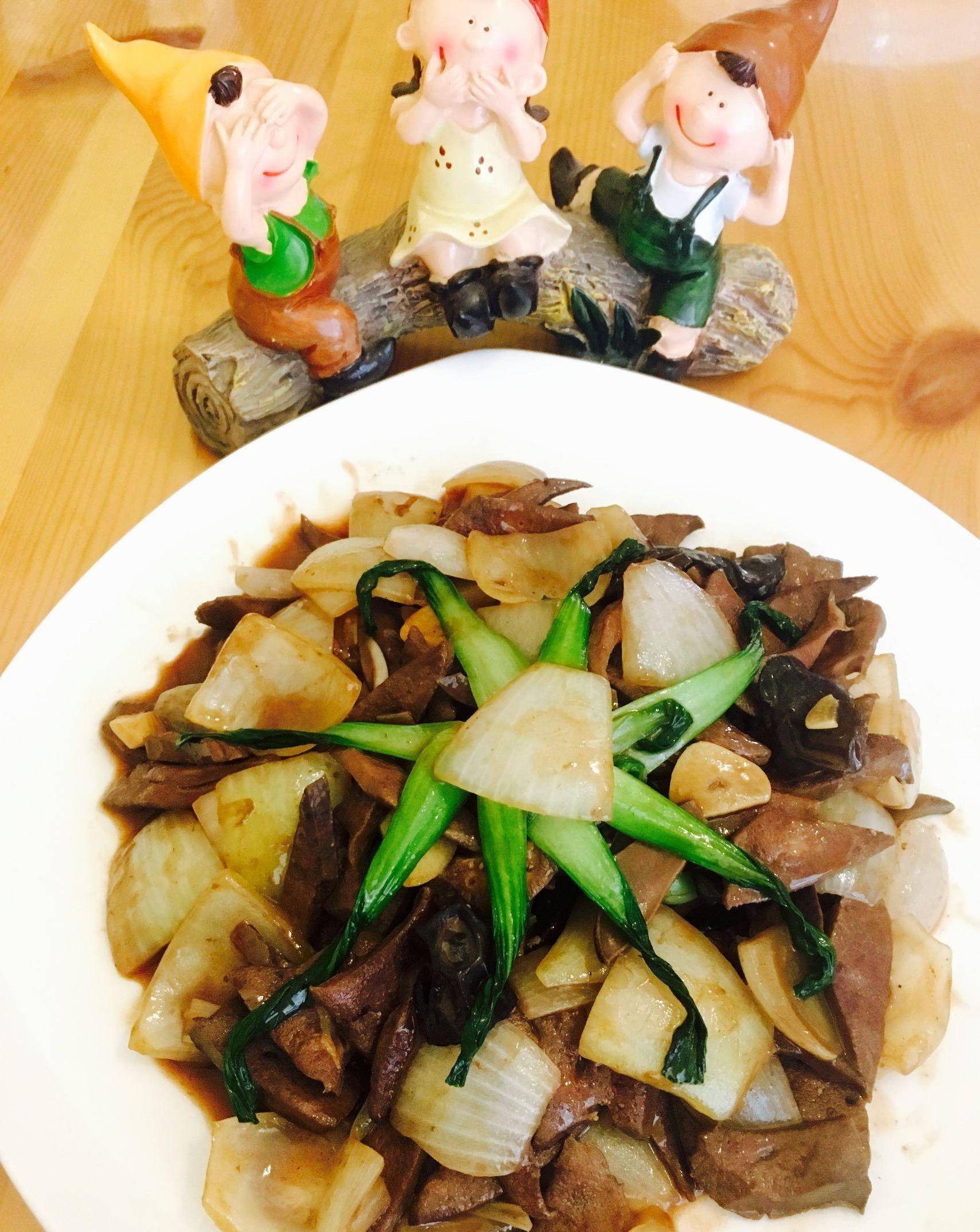 猪肝炒洋葱的家常做法_备用_清水_青菜心
