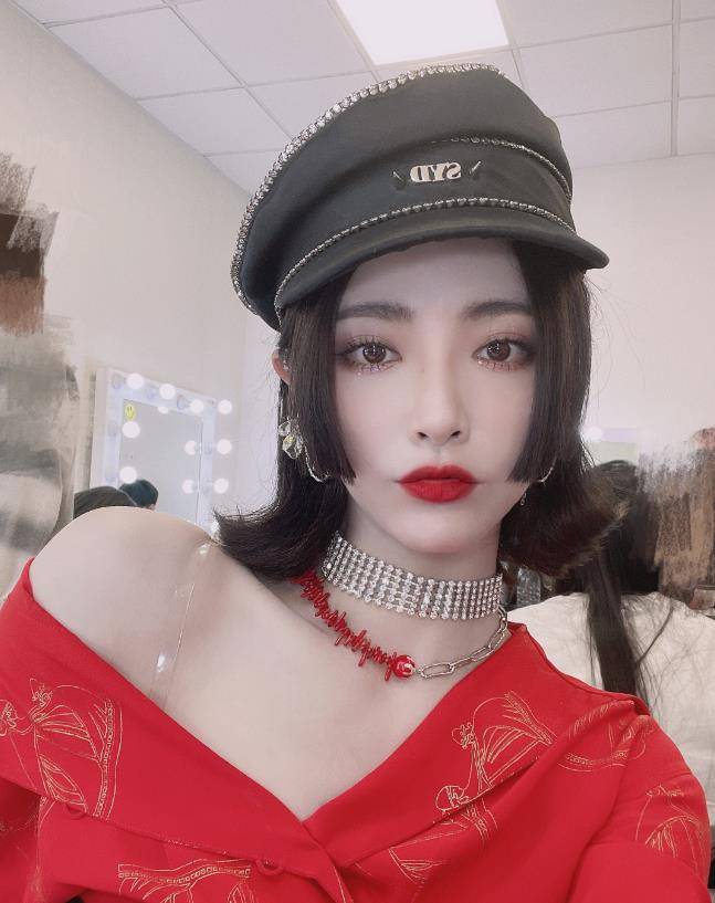 许佳琪的蝎子腿真的绝了,舞台上表演蝎子摆尾,腰腹力量不得不服!