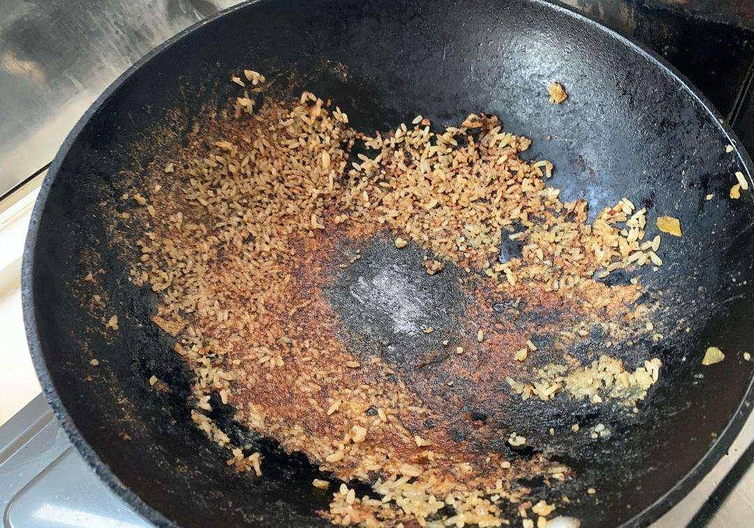 顾客"点蛋炒饭"发现老鼠屎,老板:炒焦了,当场吃掉!