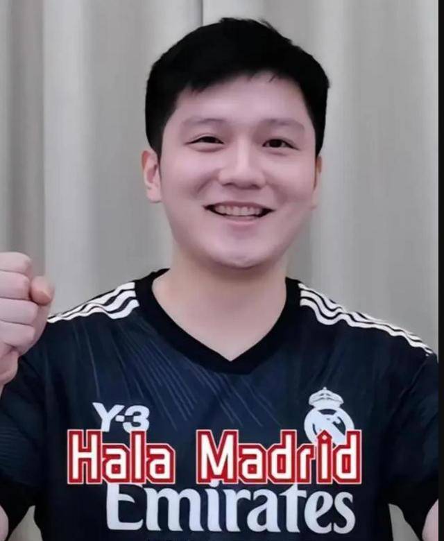 小庞穿着皇马1号签名球衣出现,他的表情特别可爱和兴奋2021年东京奥运