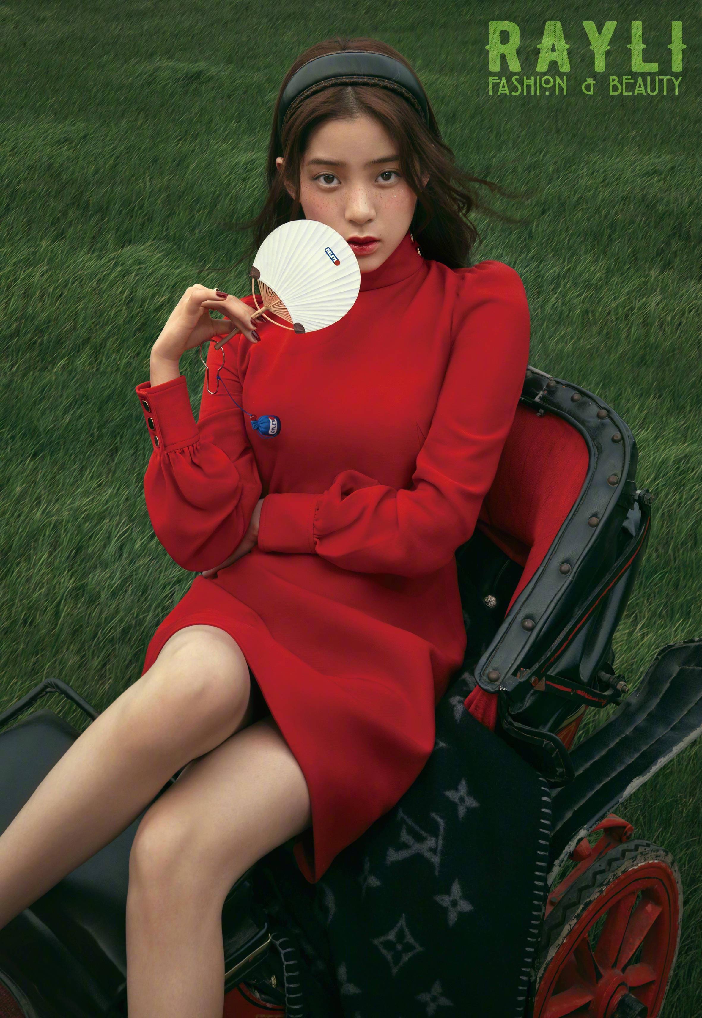 20岁欧阳娜娜落落大方,时尚礼裙造型亮相,气质妥妥hold得住!