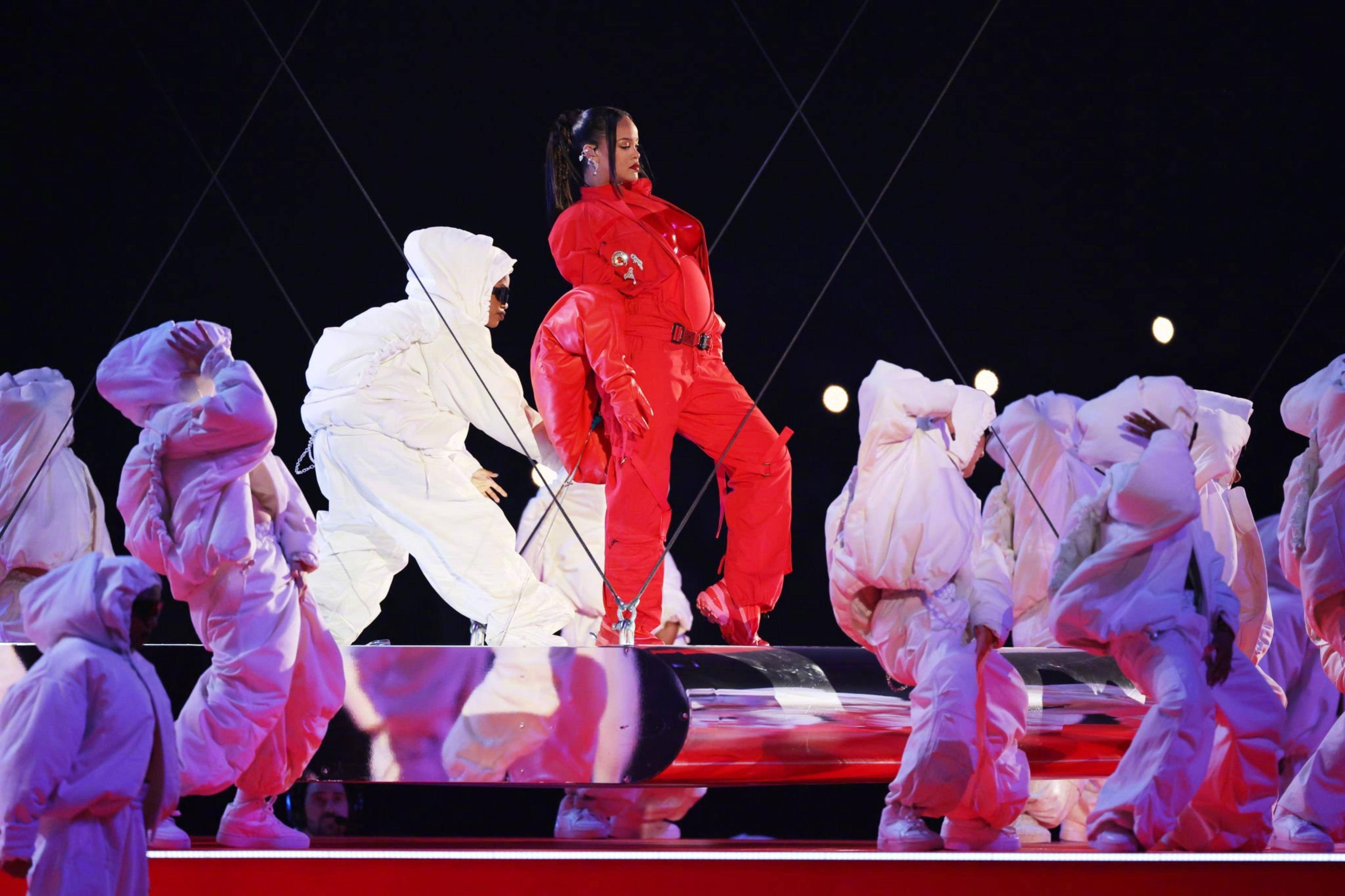 蕾哈娜超级碗表演宣告二胎顺便带货,粉丝痛失新专辑!