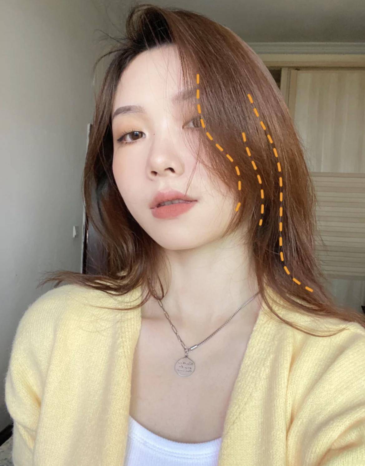 搭配发型建议女生在选择偏分刘海的时候可以搭配韩式卷发随意地垂