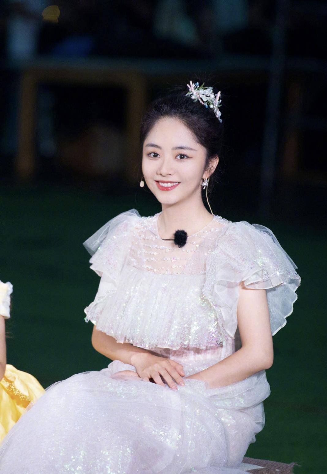 谭松韵玻璃糖纸公主裙,尽显温婉灵动,简直就是迪士尼在逃公主_首饰